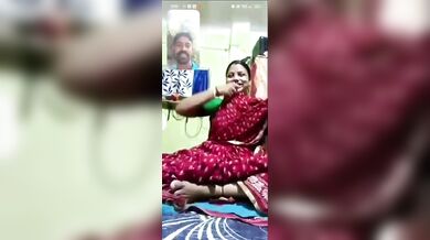 Bhabhi Hot wearing lifted her saree on videos