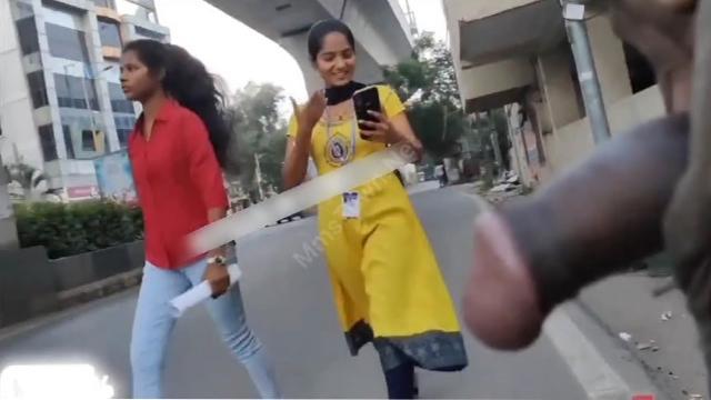 Guy Flash Cock – Infront Of College Girls Leak Videos